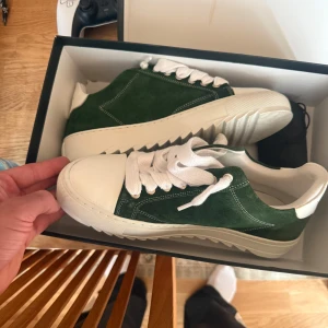 Gröna mockasneakers från Sumeris - Snygga sneakers från numeris i grön mocka med vita detaljer och grov, räfflad sula. Använt 1 gång