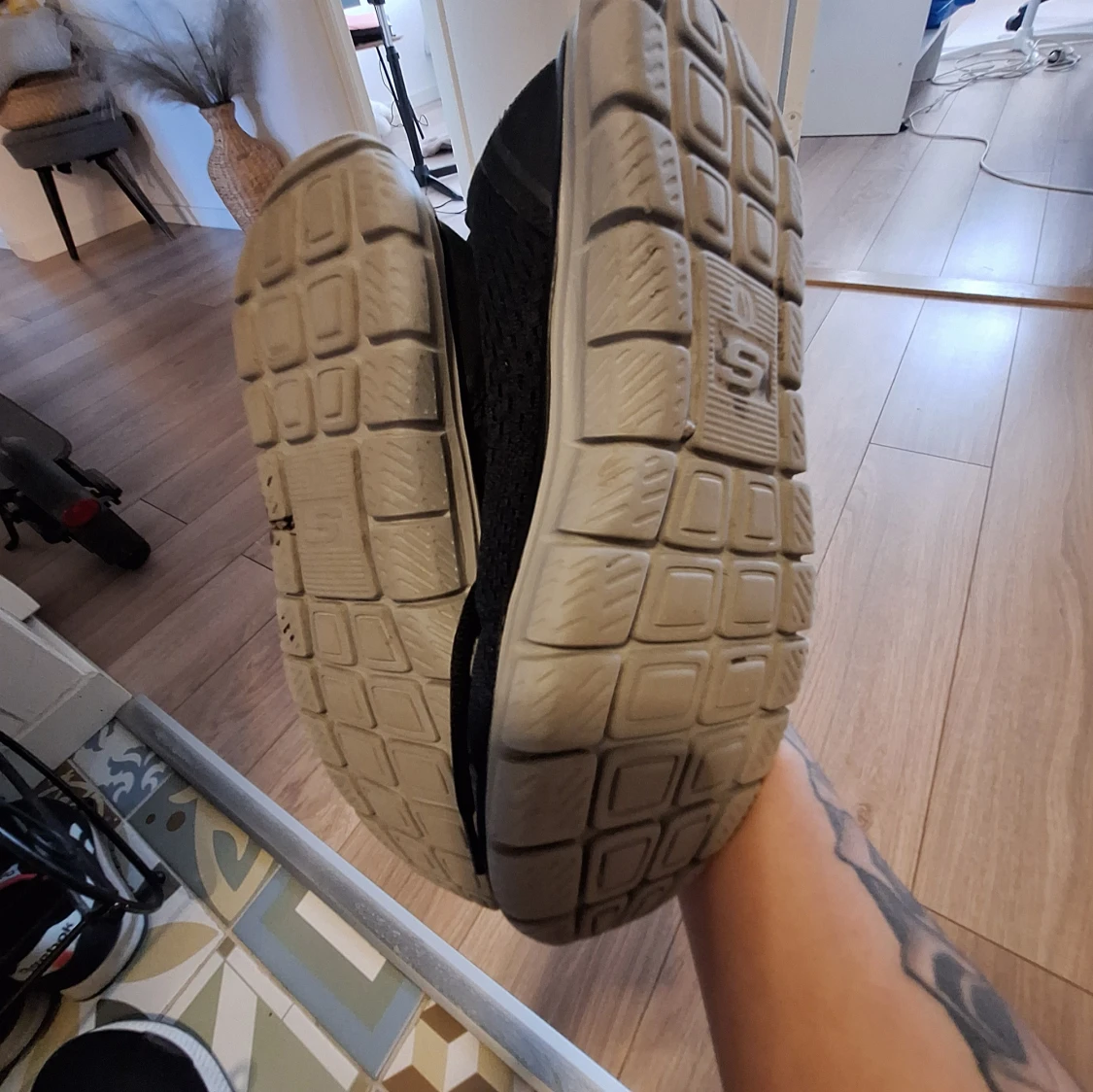 Svarta Skechers sneakers stl 40 - 1