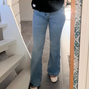 Ljusblå bootcut jeans - Jag säljer ett par jättefina lågmidjade, bootcut jeans med en klassisk femficksdesign, i storlek 34💕 Jeansen har tyvärr aldrig kommit till användning och har kvar prislapp. 