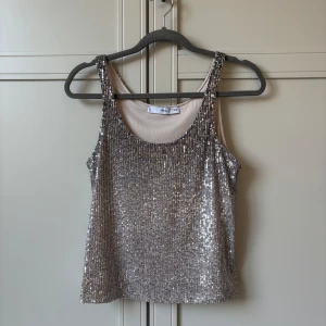 Glittrig topp - Säljer denna silvriga glittriga toppen från mango!🥰Endast använd en gång☺️