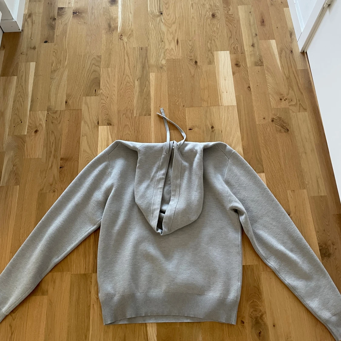 Ljusgrå hoodie från COS - 2