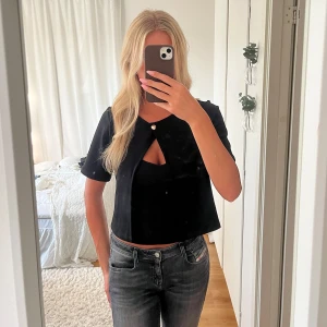 Svart kofta/topp med knapp i guld  - Säljer denna fina kofta/topp från Gina Tricot i storlek S🙌🏻 Använd endast en gång och passar till alla tillfällen💕 Skriv vid funderingar!