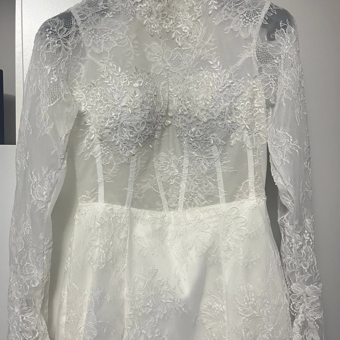 Vit långklänning med spets och pärlknappar