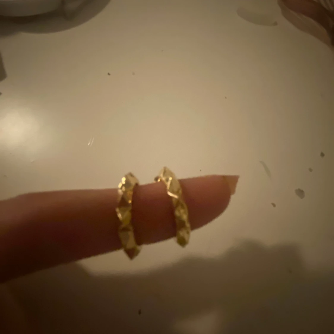 Guldiga örhängen med kantig design - 1