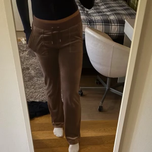 Bruna mjukisbyxor med snörning - Bruna juicy couture byxor som är fruktansvärt sköna och snygga!! Superbra kvalité. Jag är 171 cm och de sitter perfekt😭😭
