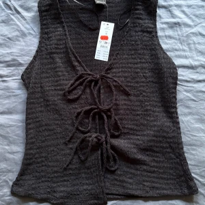 Vest  - Väst med knytband som jag köpte på Gina rean, har aldrig kommit till användning, väldigt stretchigt material 🫶🏼