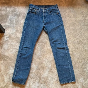 Levi's 501 blå jeans  - Klassiska Levi's 501 jeans i blå denim med raka ben och normal passform. Snygga och tidlösa! Hör av er vid funderingar.