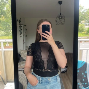 Kortärmad spetsbody  - Super fin body som knappt är använd, är mycket bra skick!  Är lite nopprig längst ner av bodyn där bak, dock så pass lite att det inte är synligt när man har på sig den.  Normal i storleken.