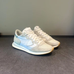 Philippe Model sneakers - Super snygga Vita Philippe model sneakers. Strl 40 men sitter som 41. Sitter sjukt bra på foten och är jötte sköna. Skick 9/10 inga synliga defekter. Perfekt för höst och vinter säsongen. 