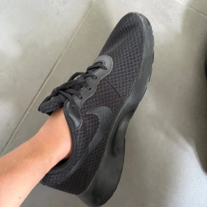 Nike Tanjun - Stl 44.5 (jag har 43 eller 44) så om du har något av dessa är det rätt stl. Använda fåtal gånger. Så skicket är som nytt. 
