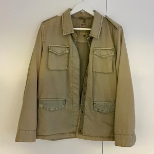 Overshirt  - Skjortjacka fårn Esprit. Storlek L men liten i storleken. Gott skick. 