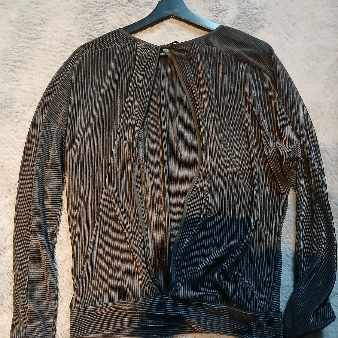 Svart långärmad topp med öppen rygg - 1