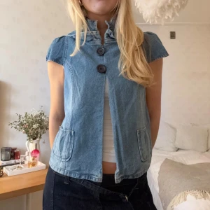 Kortärmad denim kofta / jacka - Såå fin till ett par mörka jeans🧡🧡🧡 funkar som kofta men också jacka i sommar!