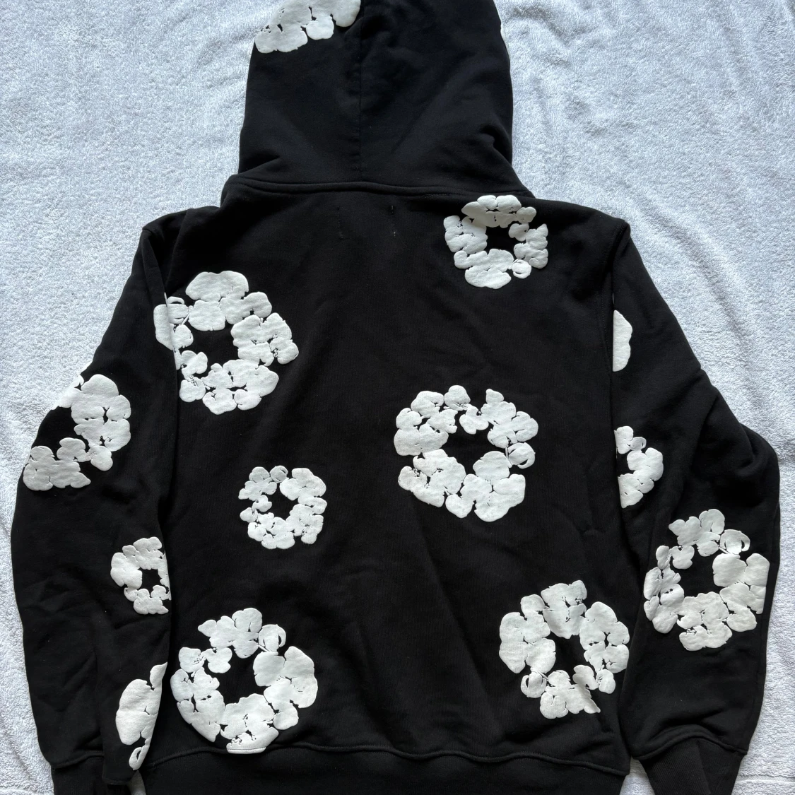 Svart hoodie med vita blommor Denim Tears - 1