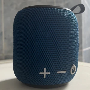 BS Speaker Bluetooth högtalare - En blå trådlös och vattentät högtalare! Har några tecken på användning (se bild) men är i övrigt jättebra skick med bra ljud och fantastisk bas. Den är perfekt storlek för att ha i väskan och bära med sig överallt! 