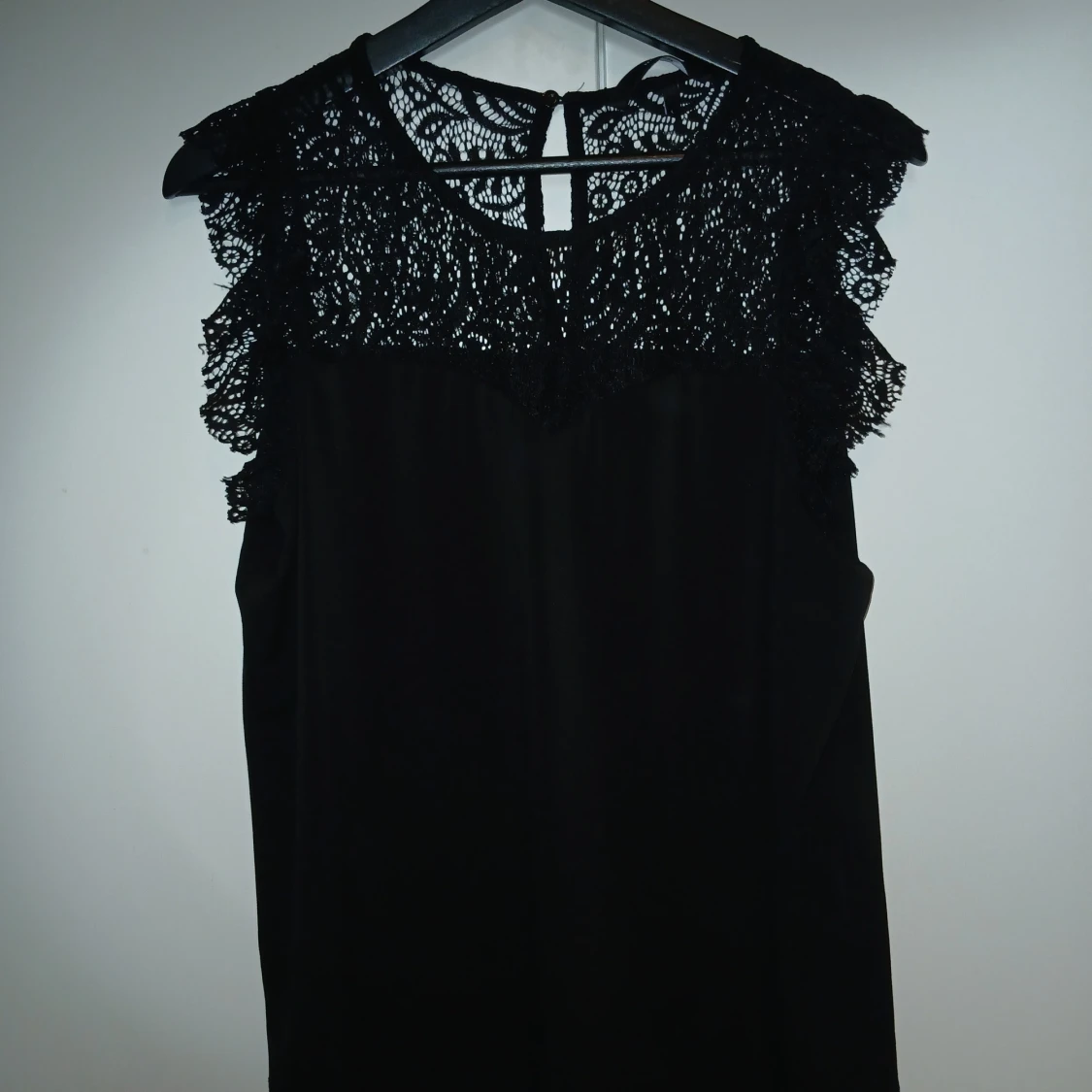 Svart blus med spetsdetaljer