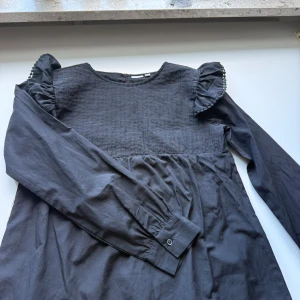 Svart långärmad blus Name It - Svart blus från Name It i storlek 152. Säljer för att den är för liten. Passar för 152-164.  