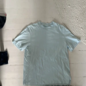 J.lindberg T-shirt ljus blå  - Köpte den för länge sen men använder inte längre så storlek M och pris kan diskuteras den köptes för kanske 500-600 och kan sänka med halva priset inget tecken på användning skriv för fler bilder 