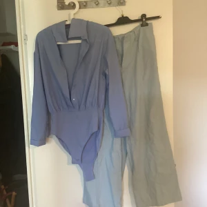 Ljusblå linnebyxor från Cider - Säljer ett par ljusblå linnebyxor från Cider i storlek M. Byxorna har en rak och loose passform med hög midja och vida ben. Perfekta för en chill och stilren look under varmare dagar.