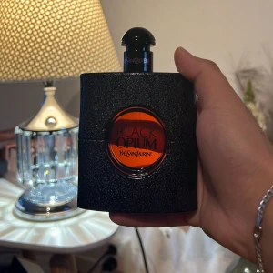  Ysl Black Opium parfym - Godaste parfymen som en tjej kan ha. 90ml oanvänd