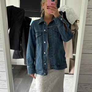 Blå jeansjacka - Säljer en oversized blå jeansjacka från H&M