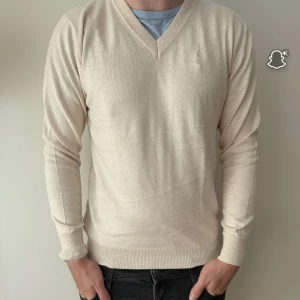 Kashmir tröja - En väldigt fin v ringad tröja i Kashmir.  Aldrig använd, storlek S