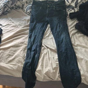 Mörkblå jeans från Tommy Hilfiger - Snygga mörkblå skinny jeans från Tommy Hilfiger. Storlek 32. Skick 6/10