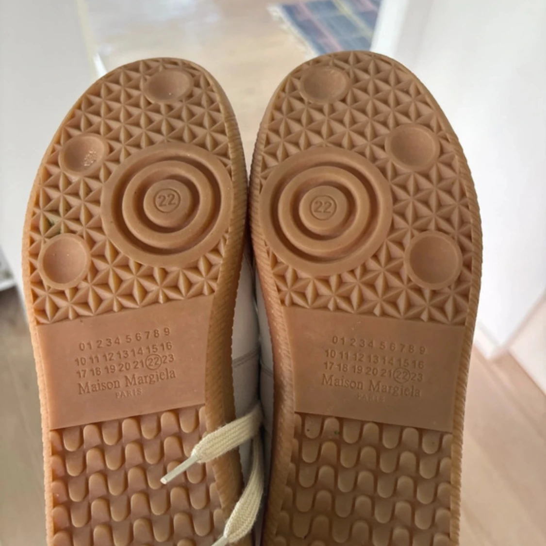 Maison Margiela sneakers i beige och vitt - 1