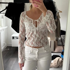 Spets topp - Superfin blus i vit spets med blommigt mönster i rosa och grönt. Aldrig använd 