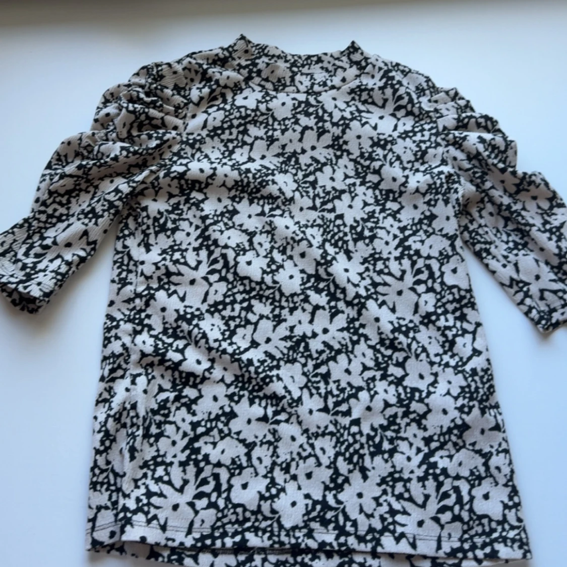 Svartvit blommig blus med puffärm - 1