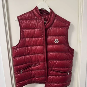 Bordeauxröd dunväst från Moncler -   Röd moncler väst använd fåtal gånger  Storlek4