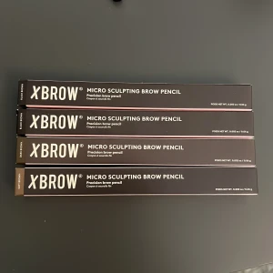 Xbrow Micro Sculpting Brow Pencil - Fyra Xbrow Micro Sculpting Brow Pencil säljes, perfekta för att forma och fylla i brynen med precision. Färgerna är Black Brown, Dark Brown och Soft Brown. Pennorna har smal spets för detaljerad applicering och kommer i stilrena svarta och rosa förpackningar. HELT OANVÄNDA!!! 1st= 60kr 4st =200