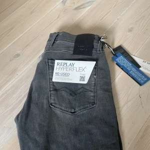 Replay anbass jeans - Sprillans nya mörkgrå Replay jeans i den populära modellen anbass.  Storleken är W31 L34. Köpta på en Replay butik i Italien som present men de passade inte. Tveka inte på att kontakta mig om du undrar över något! 