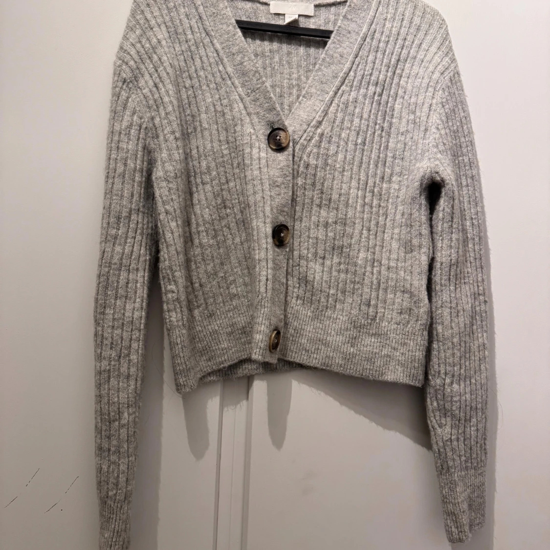 Grå ribbstickad kofta från H&M