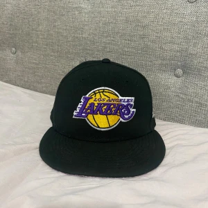 Los Angeles Lakers keps 59FIFTY - Special designad Lakers keps. Knappt använd. Har inga matchande kläder och därför vill köpa en ny. En fintvätt görs innan skickning