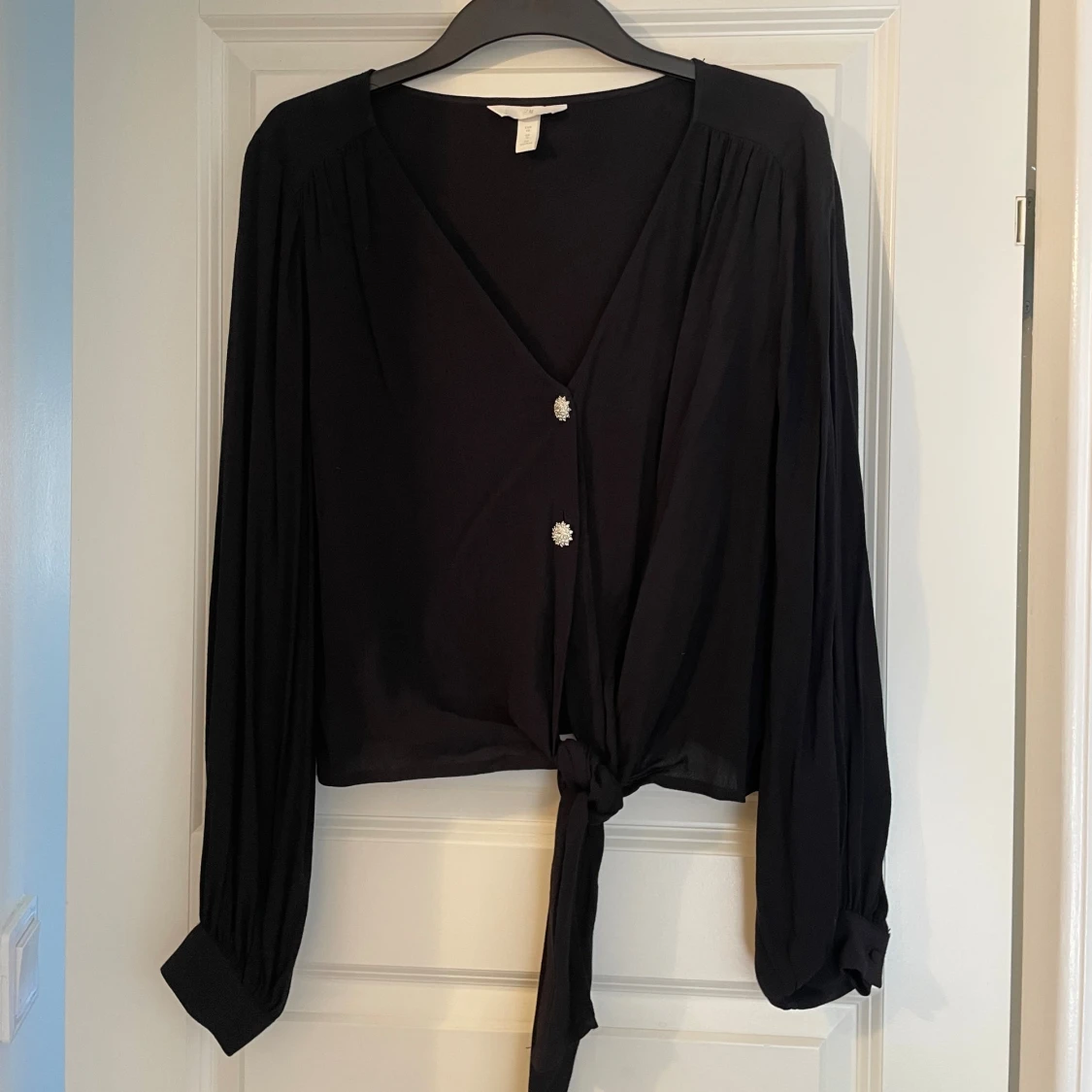 Svart omlottblus med knyt från H&M