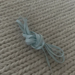 Ljusblåa skosnören - Säljer ett par ljusblåa skosnören i klassisk platt modell. Perfekta för att ge dina sneakers eller andra skor en fräsch och personlig touch. 