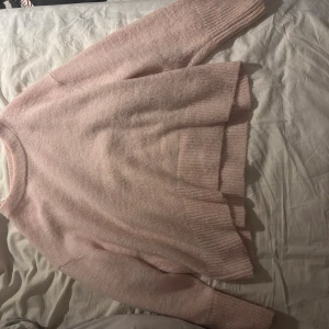 Ljusrosa stickad tröja Gina Tricot - Supermjuk och fluffig ljusrosa stickad tröja från Gina Tricot. Tröjan har rund halsringning, ribbade muddar och är långärmad. Perfekt för lager på lager och chill dagar nu i höst