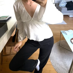 Svarta jeans! - svarta jeans ifrån lindex, hödmidjade och rätt så stretchigt material. passar perfekt nu till hösten att styla med en stickad tröja eller en kofta😍🙌 eur 164/ 13-14 y