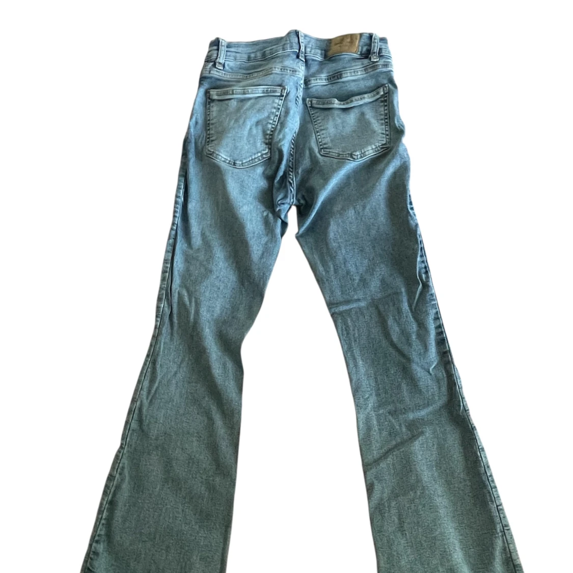 Blå bootcut jeans från Ginatricot - 1