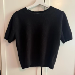 Svart stickad tröja från H&M - En svart stickad T-shirt❤️