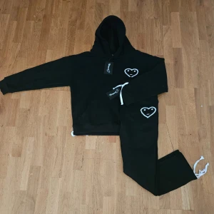 Svart tracksuit från Carsicko - Säljer en svart tracksuit från carsicko som är helt ny och har inte haft på mig den och taggen finns fortfarande. Priset kan diskuteras.