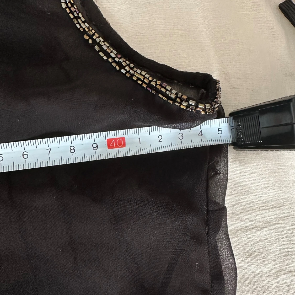 Svart blommig pärlbroderad linnetopp - 2