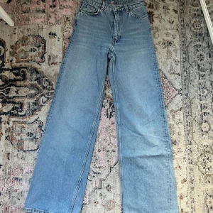 Ljusblå wide jeans - Säljer ett par ljusblå jeans med wide fit och hög midja. Lite slitna vid benens slut, men annars jättebra skick🥰🥰