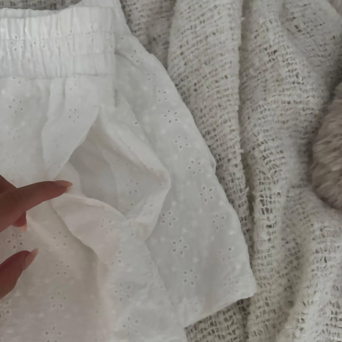 Vita broderade bomullsshorts - 2