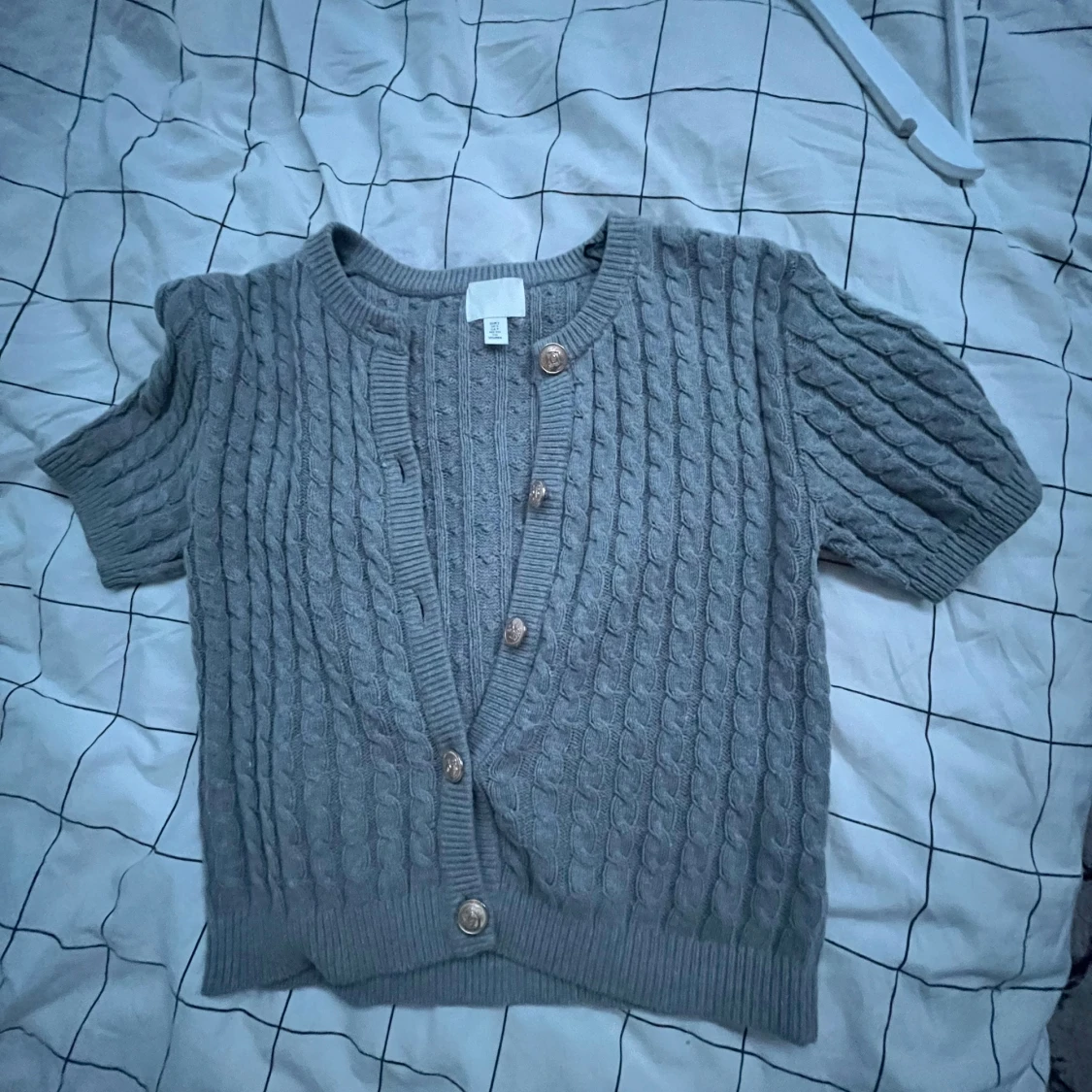 Grå stickad T-shirt  - 1