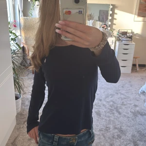 Mörkblå långärmad tröja från Polo Ralph Lauren - Säljer en mörkblå långärmad tröja från Polo Ralph Lauren med klassisk vit broderad logga på bröstet. Tröjan är i mjuk bomull och har en slim passform. På första bilden ser det ut som en fläck på tröjan med det är min spegel som är smutsig 💗