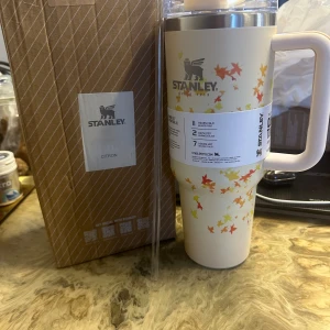 Stanley mugg med sugrör  - Hej jag säljer en helt nytt stanley mugg perfekt för hålla drycken kall eller värm längre