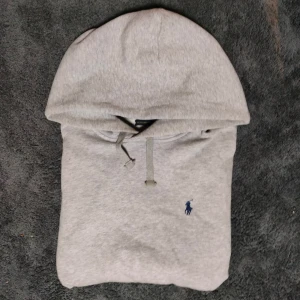 Grå ralph lauren hoodie - En hoodie från Polo Ralph Lauren i färgen grå som passar perfekt till hösten/vintern🍁❄️ Kom gärna med frågor😁
