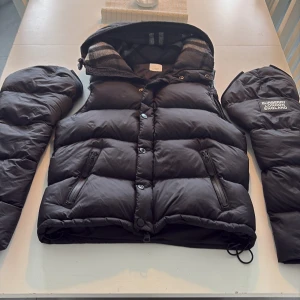 Svart pufferjacka från Burberry M - Säljer nu min burberry jacka/väst i storlek M den har inga tecken på användning och den är typ helt ny har bara haft den i ca 2 veckor. Det går att sätta på armarna på västen om det skulle bli kallt och det går att ta av armarna.